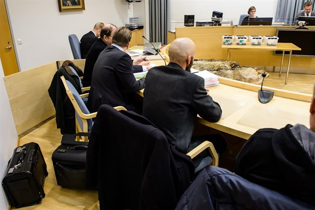Vargrättegången i Mellerstaösterbottens tingsrätt fortsätter i dag.